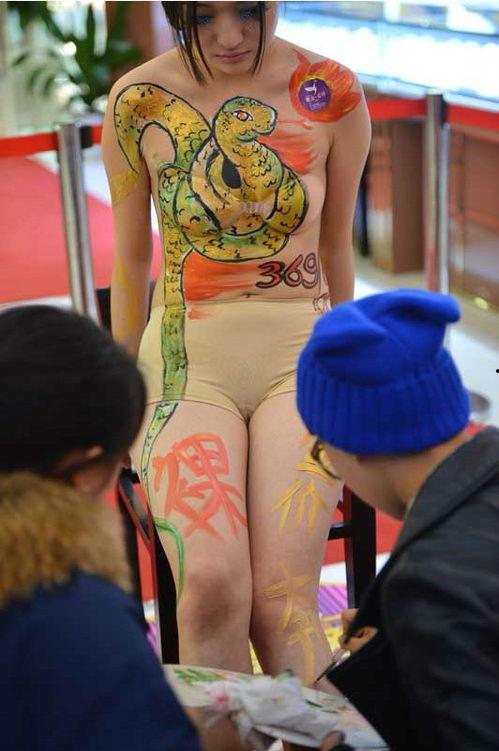 裸奔美女在线视频观看,揭秘网络直播的诱惑与风险  第1张